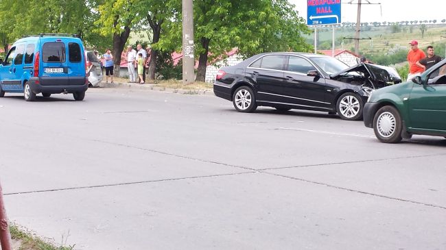 Accident cu implicarea a 3 masini la Ciocana: 2 Mercedesuri, botite