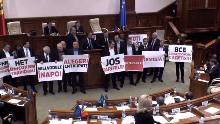 Deputaţii PSRM au blocat tribuna Parlamentului