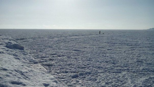 Одесситы гуляют по замерзшему морю