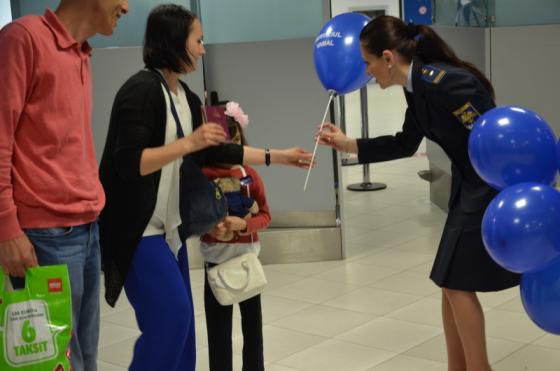 Copii care trec azi frontiera prin Aeroport, primesc diverse cadouri