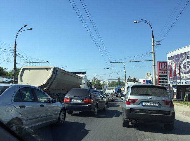На въезде в Кишинев из-за ДТП образовалась пробка