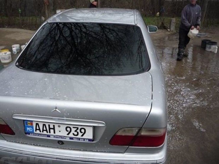 На берегу реки Бык водители организовали импровизированную автомойку