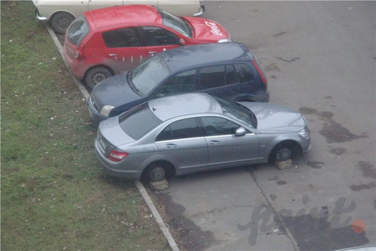 В Кишинёве с автомобилей снимают все колеса