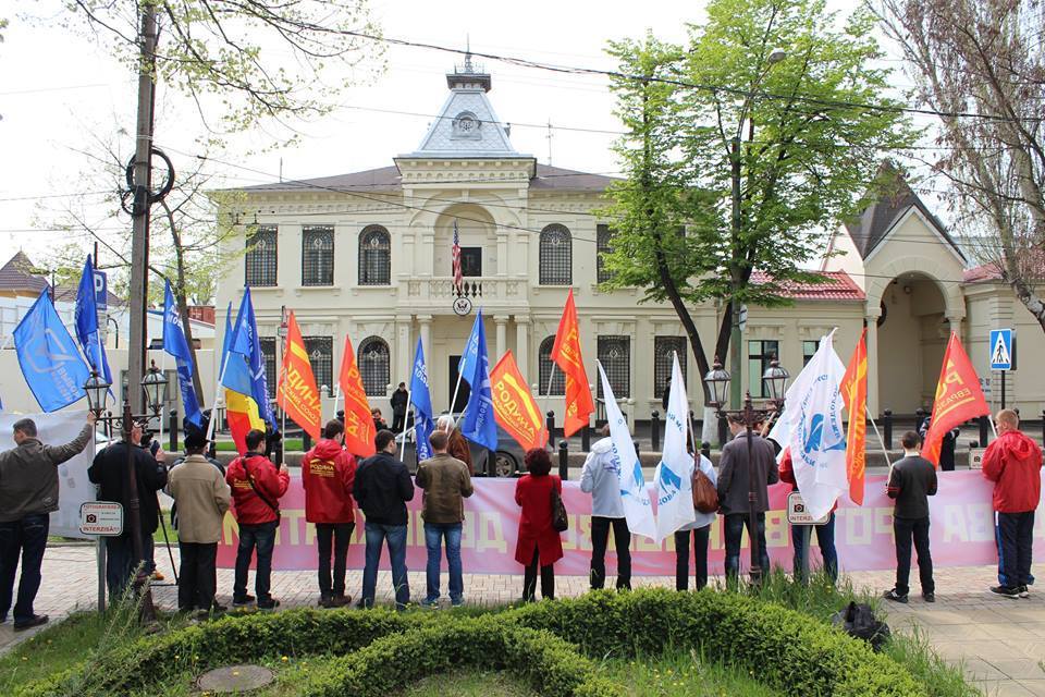 В Кишинёве Маккейну предложили бананы и пирожки