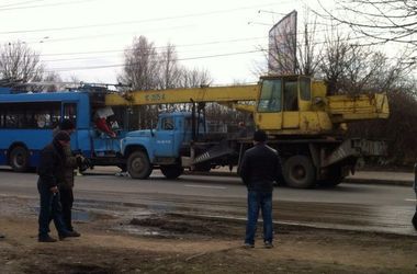 Украинский борец с коррупцией погиб в троллейбусе после того, как в него въехал кран