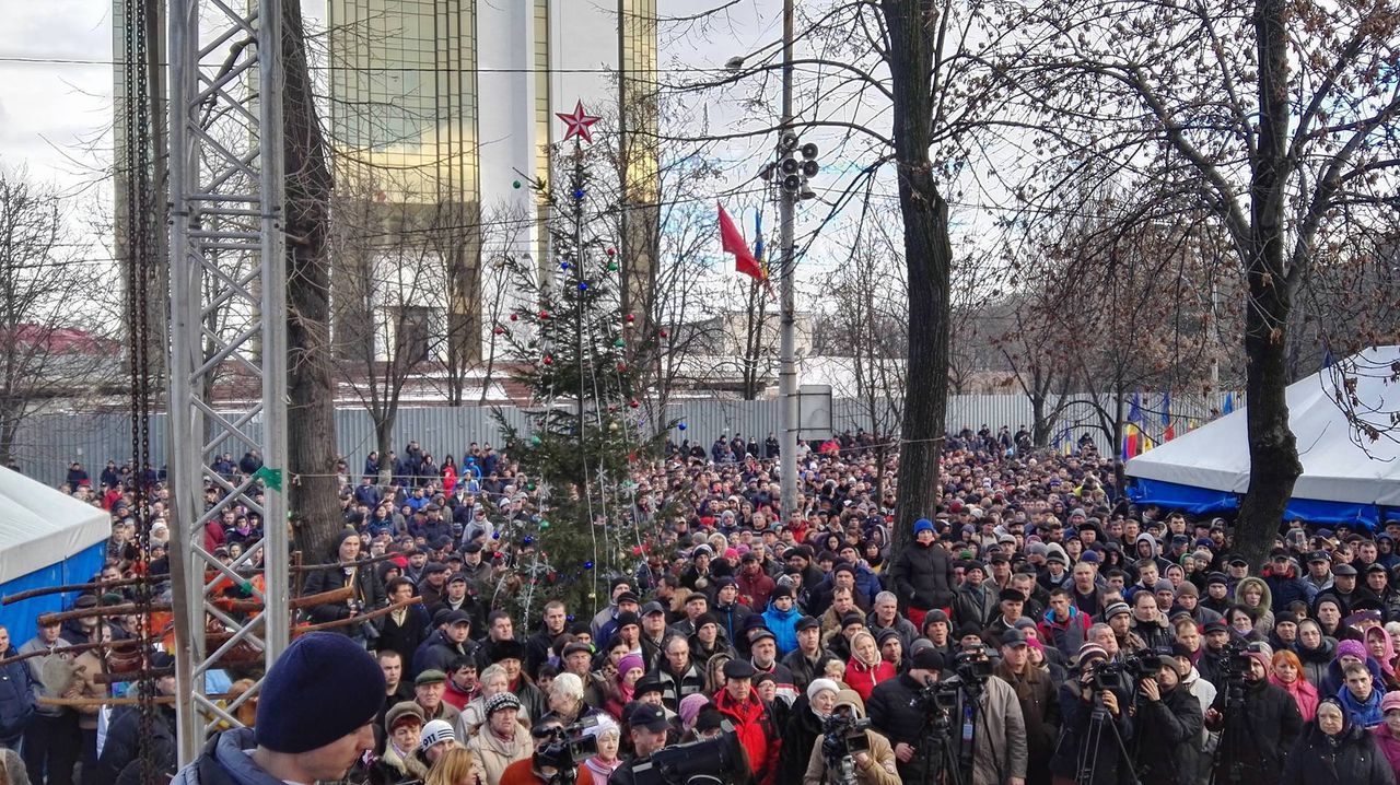В акции протеста «Нашей Партии» у парламента участвуют тысячи манифестантов