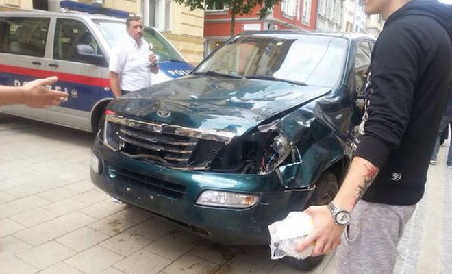 Внедорожник врезался в толпу в Австрии, три человека погибли