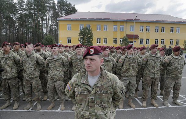 Американские офицеры посетили зону боевых действий в Донбассе