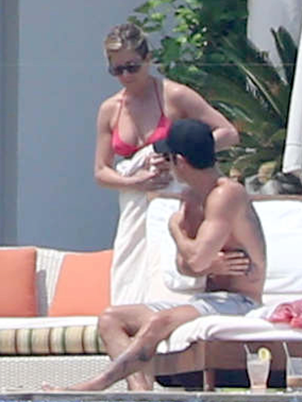 Jennifer Aniston şi Justin Theroux, scene tandre lângă piscină