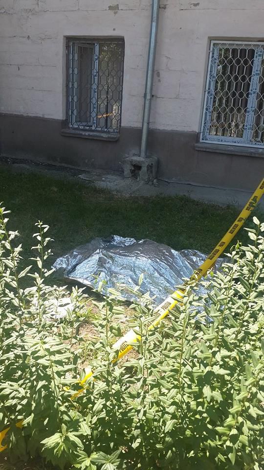 Un bărbat s-a aruncat în gol de la etajul patru