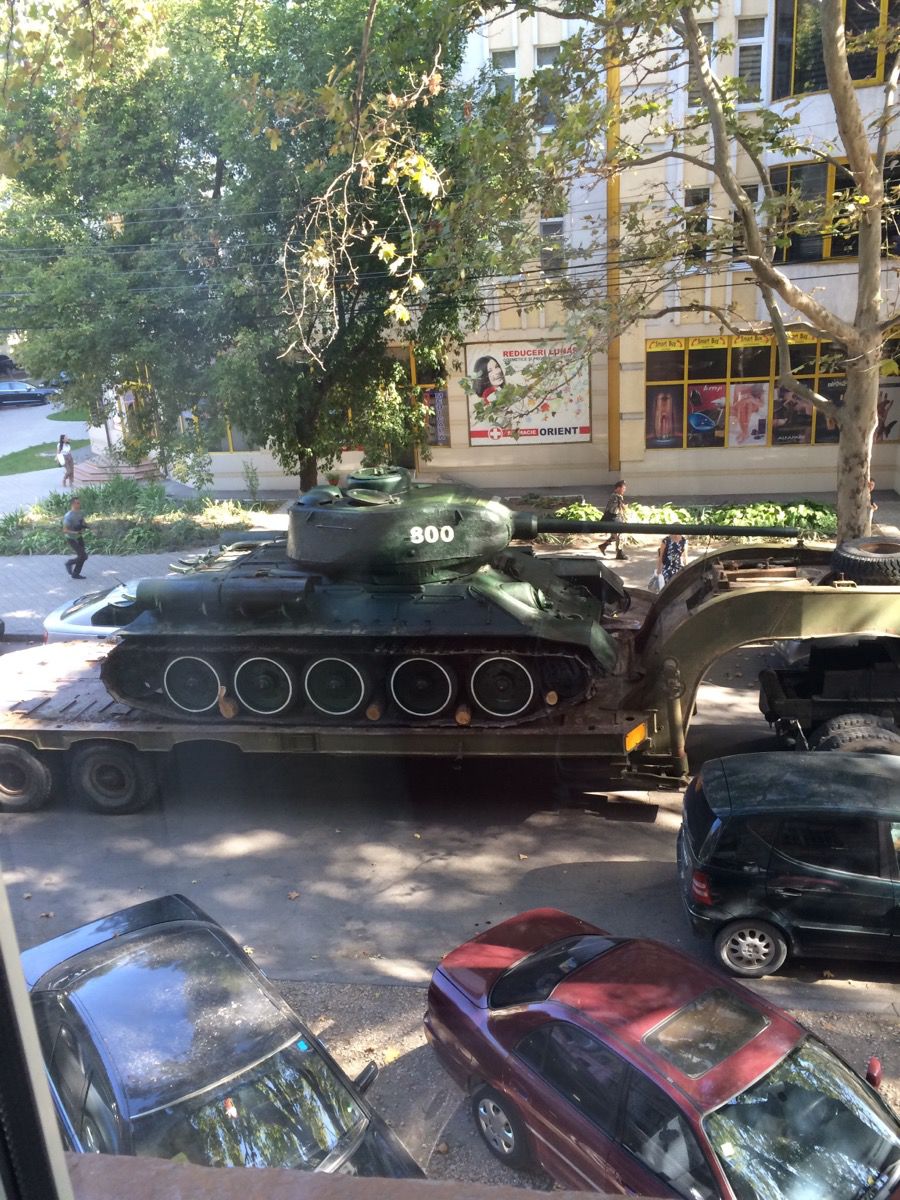 В Кишиневе с территории мотострелковой бригады демонтировали советский танк