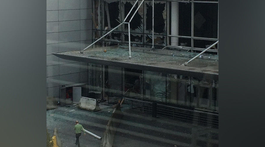 Explozii puternice în aeroportul din Bruxelles
