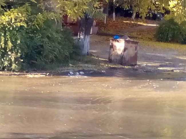 Перекресток на Чеканах затоплен водой