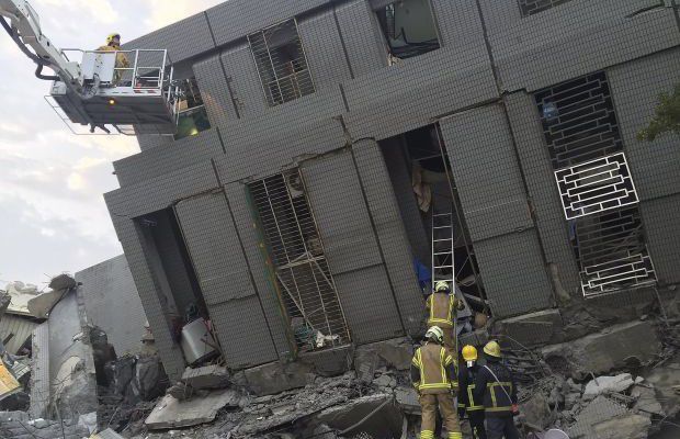 Кадры разрушительного землетрясения на Тайване попали в Сеть