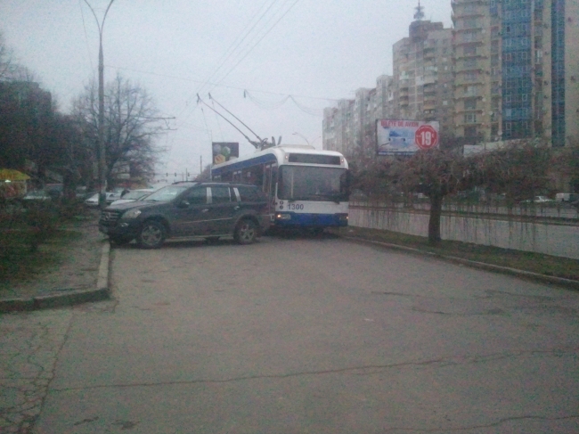 На Ботанике водитель заблокировал движение своим автомобилем