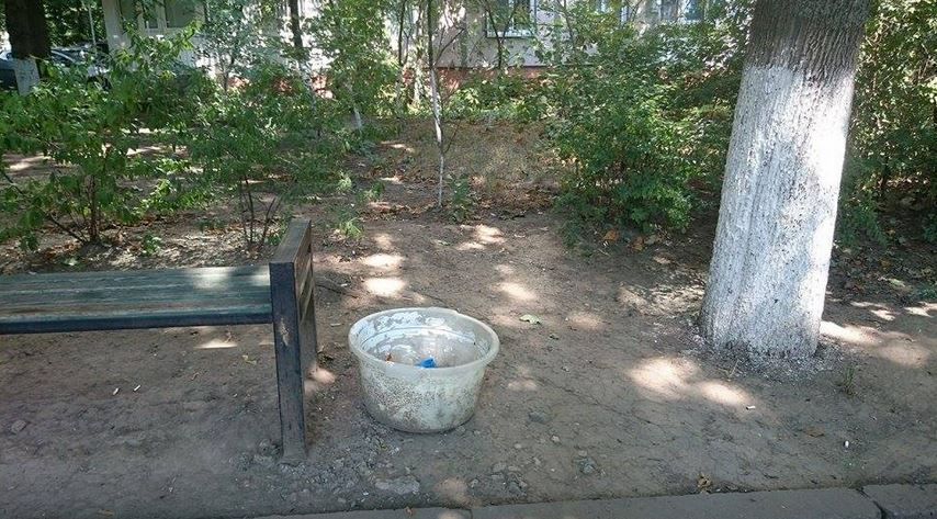 Coșuri de gunoi "de ultimă generație" pe un bulevard din Capitală