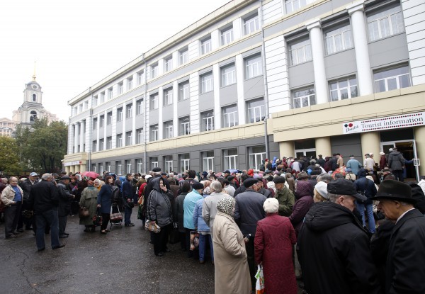 В Донецке выстраиваются очереди за гуманитарной помощью