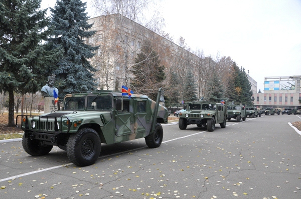 Молдавской армии передали американские военные Хаммеры