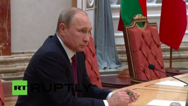 Путин сломал ручку на встрече в Минске