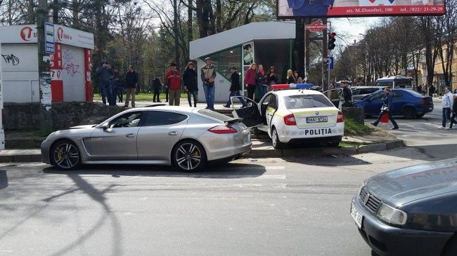 O masina a politiei s-a ciocnit cu un Porsche
