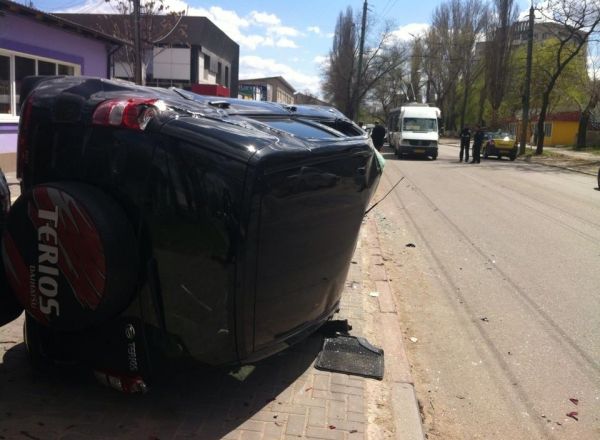 На улице Мунчештской перевернулся автомобиль