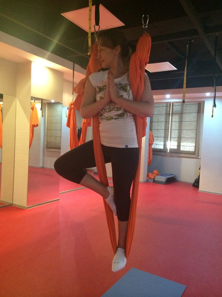 Sanda Filat, face fly yoga ca o adevărată profesionistă