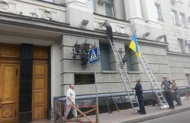 В Харькове здания "зачищают" от советской символики