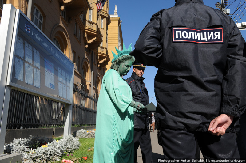 У посольства США в Москве состоялся перформанс «Плач Свободы»
