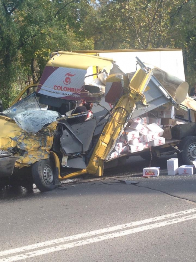 Accident teribil, doi morti dupa ce microbuzul 171 s-a lovit cu camion