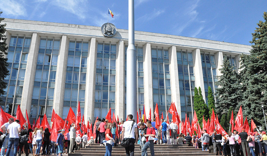Socialistilor li se interzice sa protesteze pasnic