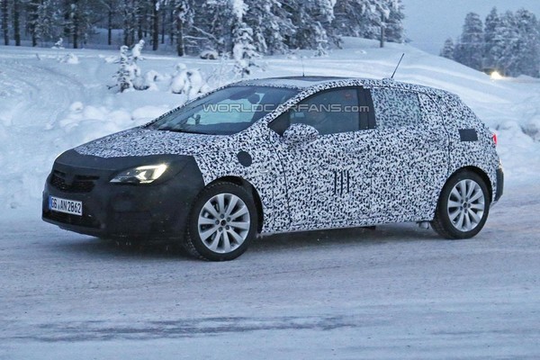 Новый Opel Astra заметили на дорогах