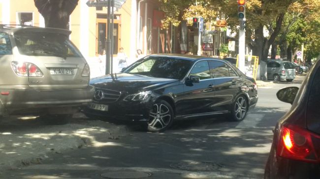 Un Mercedes blocheaza o banda de circulatie, fara sa-i pese