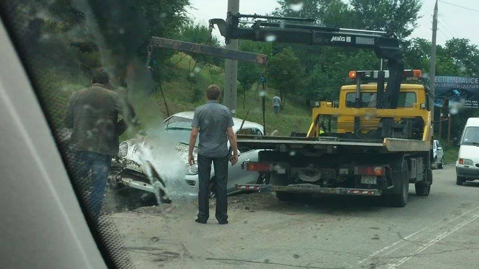 В Кишиневе девушка на Porsche угодила в кювет