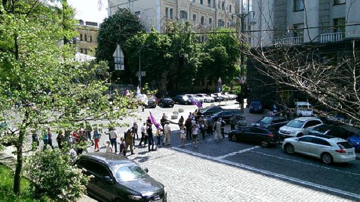 Митингующие принесли под Раду бутылки с зажигательной смесью и перекрыли улицы