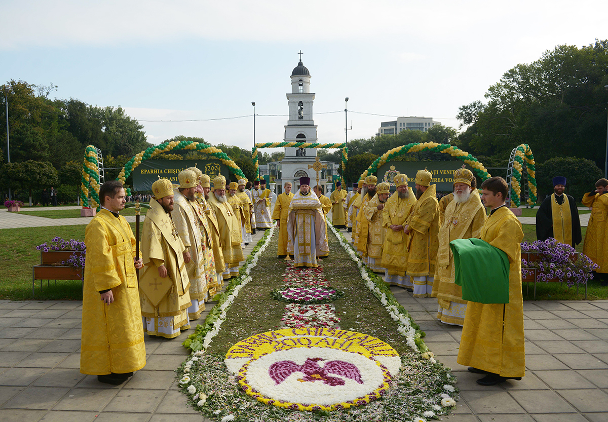 Фоторепортаж: Литургия на площади перед кафедральным собором Рождества Христова в Кишиневе