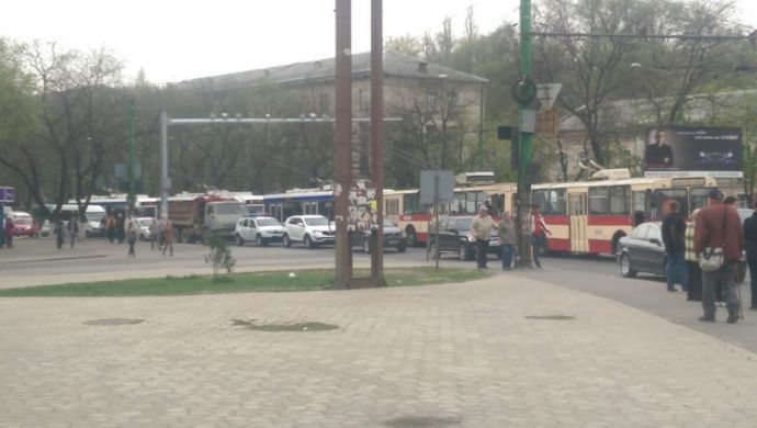 Более 10 троллейбусов оказались заблокированными из-за аварии на линии