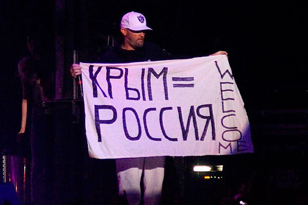 Лидер Limp Bizkit Фред Дерст вышел на сцену с плакатом "Крым = Россия"