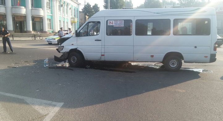 Un microbuz de pe linia nr. 184, implicat într-un accident; Mai mulţi pasageri au ajuns la spital