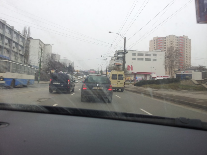 Un sofer a fost surprins in timp ce conducea cu un copil in brate