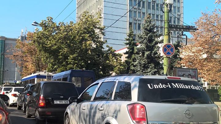 На автомобилях в Молдове появилась надпись: «Где миллиард»