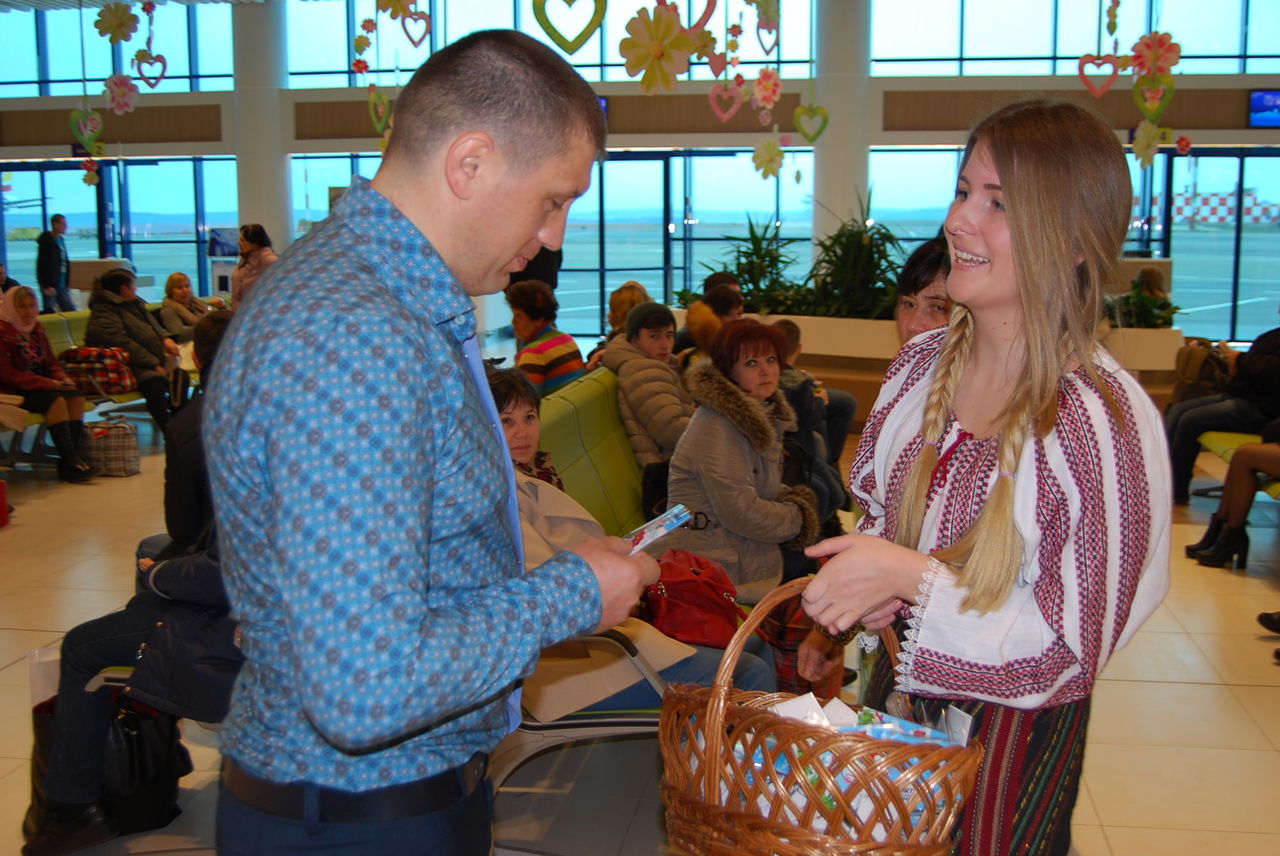 Mii de mărţişoare oferite în dar pasagerilor pe aeroportul Chişinău