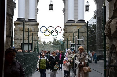 Фотографии обнесенного заборами ж/д вокзала в Сочи взорвали блогсферу