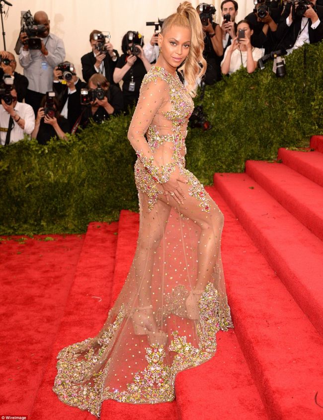Beyonce si-a aratat corpul in toata splendoarea