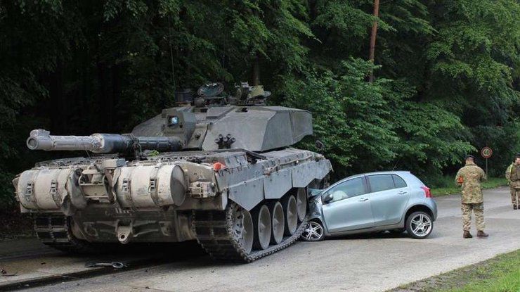 В Германии танк расплющил автомобиль на общей дороге