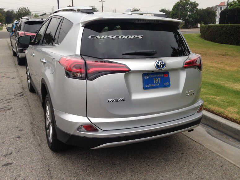 Первые фотографии рестайлингово кроссовера Toyota RAV4