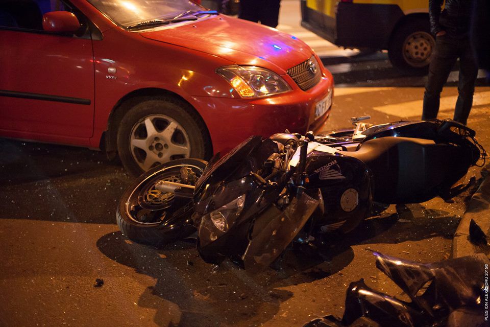 Accident în centrul capitalei. Două persoane, transportate în stare gravă la spital