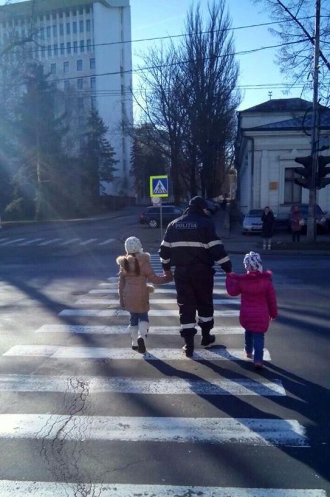 Copii pierduţi în Piața Marii Adunări Naționale