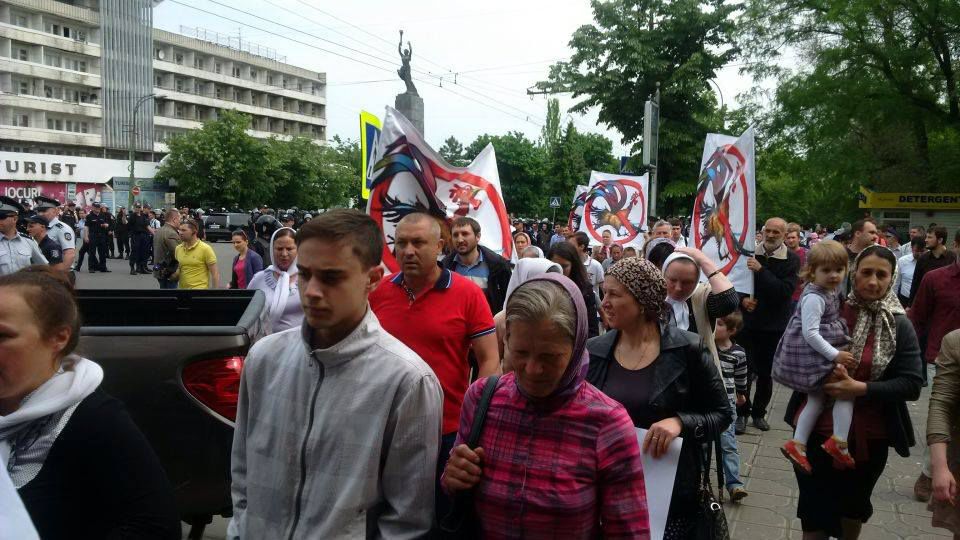 Десятки полицейских в бронежилетах охраняли марш геев в Кишиневе