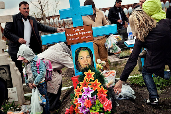 "Ланч с мёртвыми": поминовение усопших в Молдове глазами итальянца