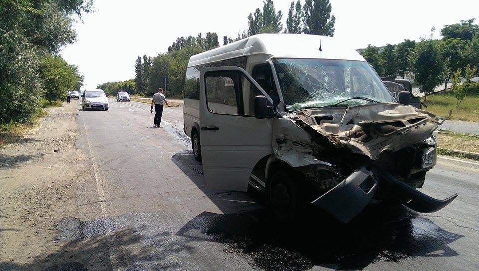 Accident în regiunea Aeroportului: O autospecială s-a lovit cu un microbuz de rută